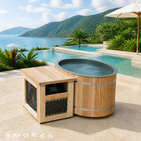 Baignoire en cèdre couleur miel, élégante et chaleureuse, comme pièce maîtresse intérieure, magnifique bain de glace en bois pour maisons modernes et salons d'hôtels