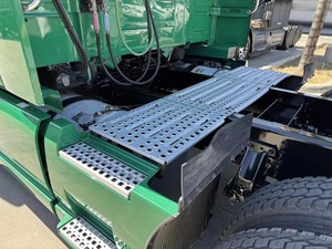 Camión Tractor Versátil de 10 Ruedas 6x4 Diésel, Cabeza Tractora de Servicio Pesado para Transporte de Carga Comercial por Carretera - Product Image 3