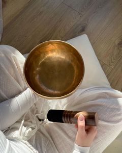 Bol chantant en laiton pur inspiré du design Bowl and Bell, conçu pour la méditation, la thérapie sonore, la guérison des chakras et le yoga - Product Image 5