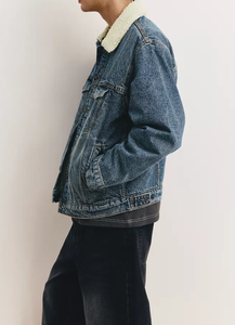Chaqueta vaquera Sherpa para hombre con cuello de piel sintética, corte regular, estilo casual de invierno, con cremallera de un solo botón, color liso, estilo urbano. - Product Image 2