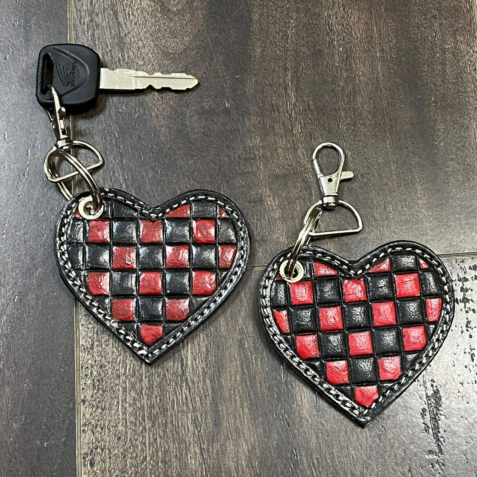 À carreaux rouges et noirs