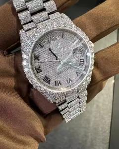 Montre en Moissanite de Qualité Supérieure pour Hommes, Montre-Bracelet Personnalisée Sertie de Diamants avec Construction Robuste, Disponible à la Vente - Product Image 4