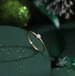 Bague délicate en argent sterling avec opale de feu miniature de 3 mm, sertie à griffes, opale de laboratoire blanche, pour empilage - Product Image 3