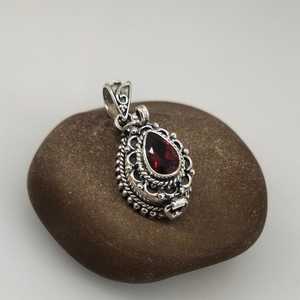 จี้เพชรพลอยธรรมชาติรูปทรงลูกแพร์ ยี่ห้อ NIKHIL GEMS พร้อมช่องเก็บของแบบซ่อน ดีไซน์วินเทจ สำหรับงานหมั้น ทำด้วยมือจากเงินแท้ 925 ชุบทอง/เงิน - Product Image 1