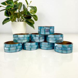 แหวนรองผ้าเช็ดปากดีไซน์พรีเมียมจากเปลือกหอยมุก งานแฮนด์เมดโดยช่างฝีมือชาวอินเดีย - ของตกแต่งโต๊ะอาหาร - Product Image 3