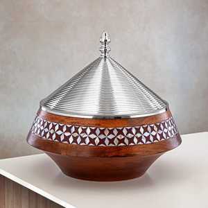 Moderno calentador de comida triangular de acero inoxidable con textura dorada, aislado, con asa grande para buffet de bodas y fiestas. - Product Image 5