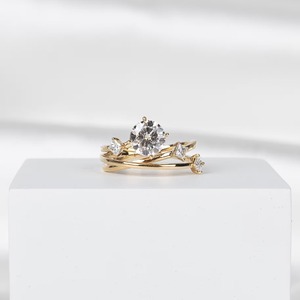 Anillo de Diamantes Único con Corte Princesa Redondo, Cultivado en Laboratorio, Oro Amarillo de 14K, Banda de Boda Curva, Regalo de Compromiso o Aniversario - Product Image 4