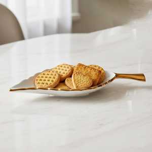 Bol de service moderne et attrayant avec bord doré pour fruits et collations, idéal pour les fêtes - Product Image 1