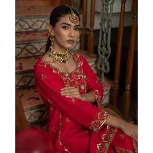 Ensemble de robes de soirée élégantes de couleur rouge Maruti avec de magnifiques broderies et des bordures fantaisistes, entretien réduit - Product Image 2