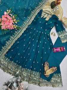 Ensemble Anarkali en soie vert émeraude avec dupatta, tenue traditionnelle indienne et pakistanaise pour femme, longueur ras du sol, coupe ample et extensible, idéal pour les mariages. - Product Image 6