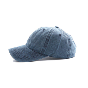 Casquette de baseball tendance avec une finition lisse et une visière incurvée qui ajoute une touche sportive raffinée à toutes les tenues décontractées. - Product Image 5