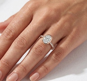 Élégante bague de fiançailles en or massif 18 carats avec diamant de laboratoire ovale de 1,5 carat, qualité DEF et VVS, sertie clos, certifiée IGI - Product Image 2