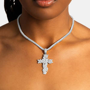 Colgante de Cruz con Incrustaciones de Diamantes |   Collar con Colgante de Cruz Cristiana con Micro Pavé Floral |   Joyería Hip Hop de Acero Inoxidable Plateado - Product Image 2
