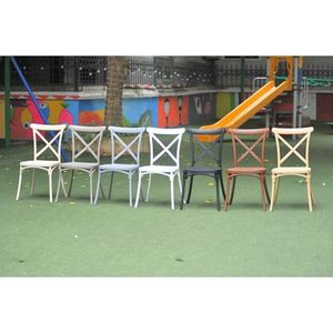 Chaise en plastique moulé de couleur gris cendré, style X-Back, une chaise confortable et fiable pour des expériences culinaires. - Product Image 2