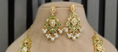 Parure Collier et Boucles d'Oreilles Classiques Jadau en Laiton Plaqué Or de Haute Qualité avec Zircon et Imitation Perle, Idéale pour Mariages et Événements Spéciaux - Product Image 2