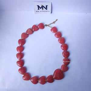 Le collier en résine en forme de cœur est un mélange parfait d'amour, d'art et de style moderne. Fabriqué avec des résines artisanales de qualité supérieure - Product Image 2