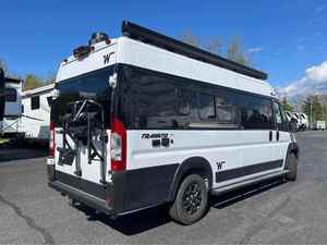 Autocaravana WINNEBAGO TRAVATO 59K-TWIN BEDS 2027 en perfecto estado - Camas Individuales/Generador - Product Image 2