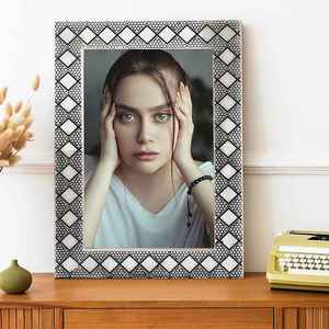 Cadre photo artistique en résine avec motif géométrique noir et blanc pour la décoration intérieure, design tendance - Product Image 2