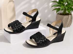 Elegantes Sandalias de Cuña de Cuero Genuino Negro con Punta Abierta y Tira Trasera, Plantilla Acolchada, Estilo Veraniego - Product Image 1