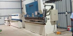 Presse plieuse hydraulique CNC pour tôles d'aluminium et d'acier - Product Image 3