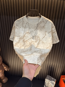 เสื้อยืดผู้ชายปักคริสตัลแบบกำหนดเอง แขนสั้น คอกลม ลายจุดวิบวับ สไตล์สตรีทแวร์ ราคาโรงงาน รับผลิตแบบ OEM ODM - Product Image 3