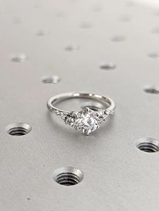 Anillo de Compromiso de Lujo con Diamantes Cultivados en Laboratorio, Corte Brillante Redondo, Oro de 14K, Fabricante de Joyería Fina - Product Image 5