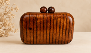 Bolso de Mano Moderno de Madera Pulida Hecho a Mano con Diseño de Ratán Tallado y Cierre de Nudillo para Fiestas y Eventos Nocturnos - Product Image 2