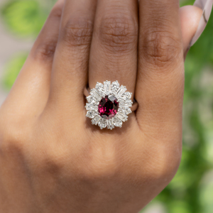 Anillo de Plata de Ley S925 con Granate Cultivado en Laboratorio, Diseño Ovalado con Halo de Diamantes CZ, Anillo de Cóctel para Mujer, Talla Estadounidense 6, Estilo JR106Y - Product Image 2