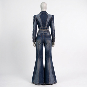 Ensemble deux pièces en jean bleu foncé pour femme : veste courte croisée et jean évasé – Vêtements de mode personnalisés en gros - Product Image 4