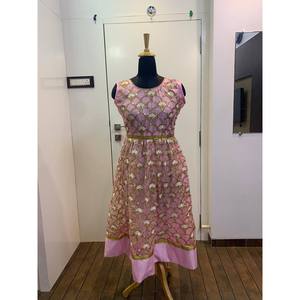 Magnifique robe Anarkali en polyester pour les fêtes, ornée de sequins et de broderies. - Product Image 2