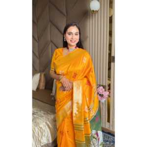 Sari en soie douce orange Ikkat Patola avec bordure en zari doré et pallu en motif de paon Meenakari pour les mariages - Product Image 3