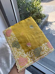 Sari en soie douce avec broderies de fils épais, idéal pour les fêtes et les mariages indiens, ensemble de sari de créateur brodé, pour l'hiver et l'été. - Product Image 5
