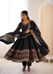 Vestido de seda romana con bordado de diseñador y trabajo de lentejuelas, con falda y dupatta, completamente cosido, listo para usar. - Product Image 3