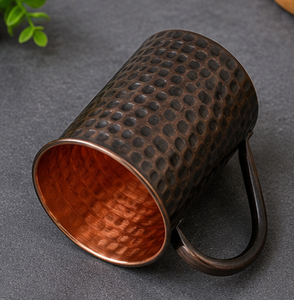 Mug vintage en cuivre foncé, élégant, texturé, noirâtre, avec poignée métallique assortie, pour cocktails, café glacé, bière, exquis - Product Image 1