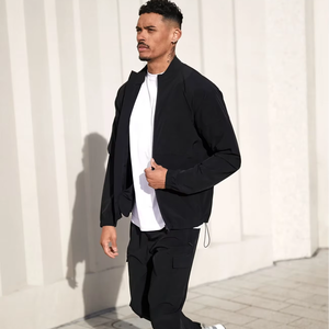 Conjunto deportivo ajustado para hombre, de algodón y poliéster, con chaqueta con cremallera y pantalones jogger, tela transpirable y elástica, ideal para el gimnasio. - Product Image 1