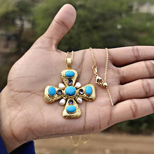 สร้อยคอจี้รูปกางเขนชุบทอง 18k ดีไซน์เนอร์ ประดับด้วยพลอยเทอร์ควอยซ์สีม่วงและเพชร CZ พร้อมตัวล็อกแบบก้ามกุ้งและสายโซ่แบบเคเบิล เครื่องประดับที่โดดเด่น - Product Image 5