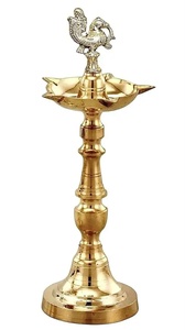 Lampe à huile en laiton doré de style Kerala Samai, porte-bougie traditionnel fait main pour la décoration de la maison, Puja, Diwali - Product Image 2