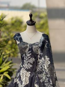 Conjunto de Lehenga Jmy Chu con diseño digital impreso y bordado con lentejuelas, con blusa y Dapatta, listo para usar. - Product Image 5