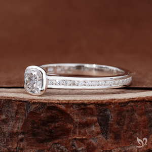 Anillo de compromiso romántico y delicado de oro blanco de 10k con diamante de laboratorio de 0.5CT con corte cojín y engaste de bisel con banda de canal. - Product Image 2