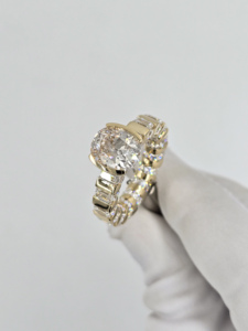 แหวนเพชรทรงคุชชั่นได้รับการรับรองจาก IGI ตัวเรือนทองคำขาว 14K ประดับมรกตและเพชรทรงกลมด้านข้าง ระดับความสะอาด VVS สี E หรูหรา - Product Image 3