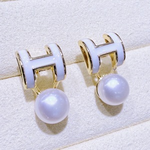 Pendientes Colgantes de Lujo Zhuji en Oro de 14K con Perla de Agua Dulce y Esmalte con Letra H en Forma de Gota, Estilo Femenino, Venta al por Mayor - Product Image 1