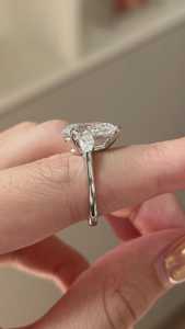 Bague de fiançailles à trois pierres en diamant de laboratoire taille poire 3 carats – Certifiée IGI - Product Image 4