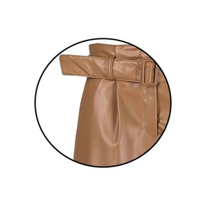 Shorts décontractés unis en cuir PU écologique avec ceinture élastique pour femmes et hommes - Product Image 3