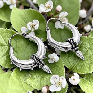 Pendientes de Aro con Púas Estilo Punk para Mujer Silver Mountain SKU7664 con Granate en Plata de Ley 925 Marcada, Ideales para Bodas y Fiestas - Product Image 3