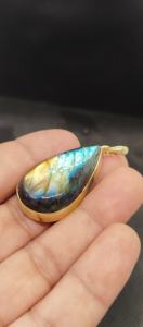 Pendentif Collier en Labradorite Naturelle Effet Brûlé, Finition Laiton Plaqué Or, Sertissage Clos - Product Image 6