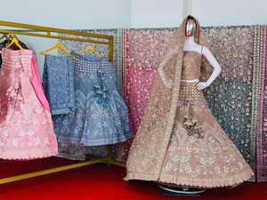 ชุดเจ้าสาวอินเดียแบบเต็มตัว ผ้าเน็ต ประดับด้วยเพชรและคริสตัล ดีไซน์หรูหราสง่างาม เหมาะสำหรับงานแต่งงาน - Product Image 5