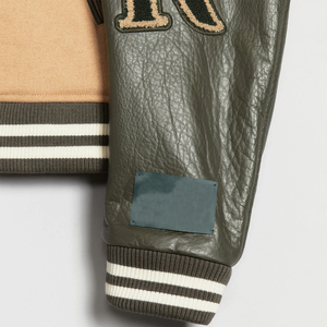 เสื้อแจ็คเก็ตวาร์ซิตี้คุณภาพสูงแบบสั่งทำพิเศษ พร้อมวัสดุทนทานและดีไซน์ทันสมัย เสื้อแจ็คเก็ตเพื่อนร่วมชั้นแบบสั่งทำพร้อมงานปัก - Product Image 3