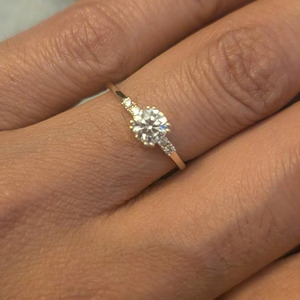 Bague de fiançailles en diamant de laboratoire rond gradué, plaqué or 18 carats, alliance délicate, cadeau d'anniversaire, bague de promesse, cadeau pour elle - Product Image 4