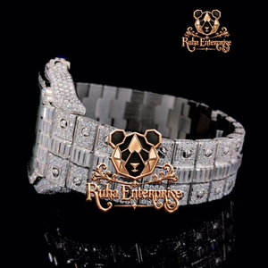 Reloj de Acero Inoxidable con Diamantes Moissanite para Hombre, con Detalles Radiantes en la Esfera, Brazalete Esculpido y Diseño de Caja Moderno - Product Image 6