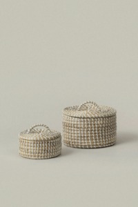 Juego de 2 cestas de almacenamiento hechas a mano con mimbre de algas marinas, venta al por mayor, ecológicas, hechas en Vietnam. - Product Image 1